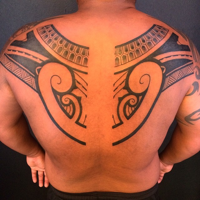 Freehand Marquesan inspired tattoo on chest and half sleeve. | Maorie tattoo  vorlagen, Tätowierung für männer, Ärmeltätowierungen